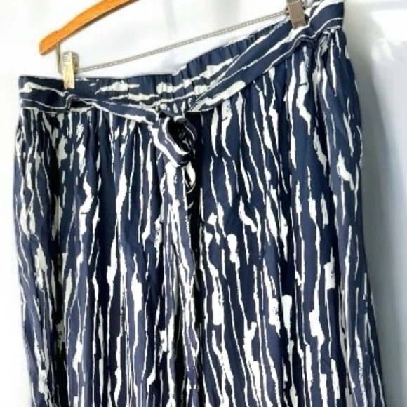 NWT! Blue & White Wide Leg Pocket Pants Size 22-24 or 3X - Picture 3 of 6